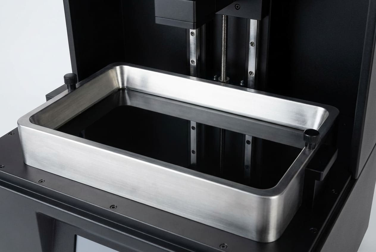Рабочая зона DLP-принтера с платформой построения и емкостью фотополимерной смолы