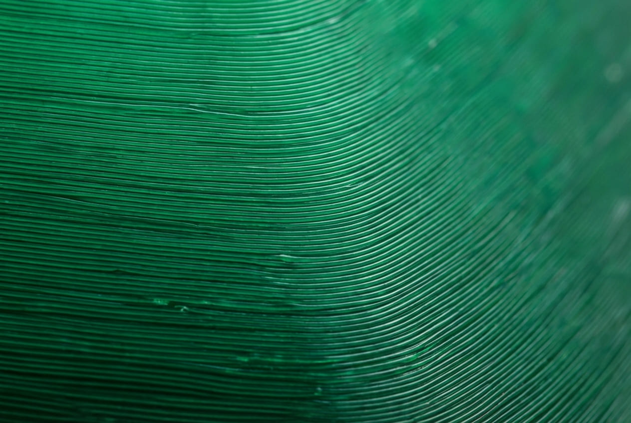 Микроскопическая структура поверхности напечатанной модели с видимыми слоями полимеризации